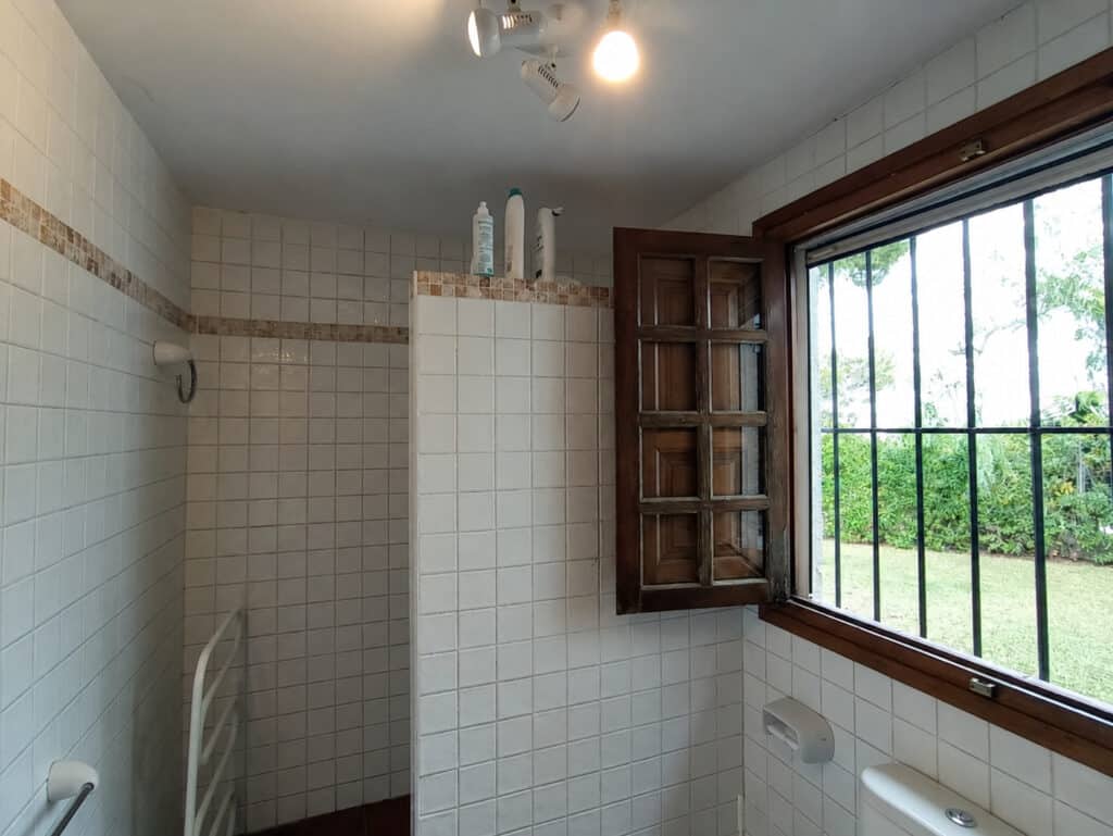 Badkamer vóór de renovatie, met kleine witte tegels